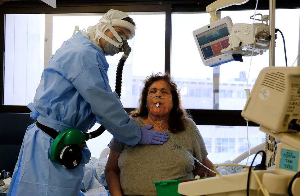 x89509552_A-patient-undergoes-physiotherapy-to-help-with-oxygen-circulation-at-the-the-COVID-19-isola.jpg.pagespeed.ic.B8uEHXGotN.jpg / Foto: Foto: GIL COHEN-MAGEN / AFP