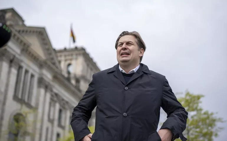 Bloco de ultradireita no Parlamento Europeu exclui partido alemão após polêmica nazista