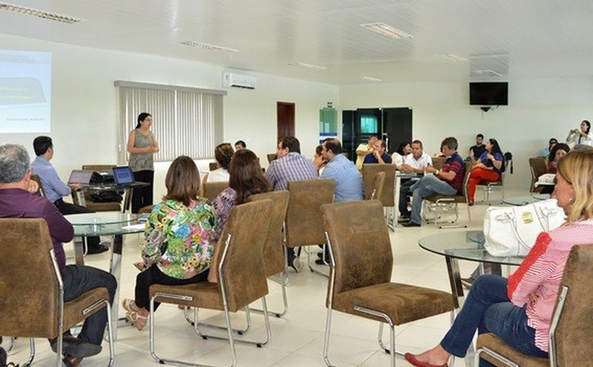 Secretária faz pacto com prefeitos para combater dengue e chikungunya