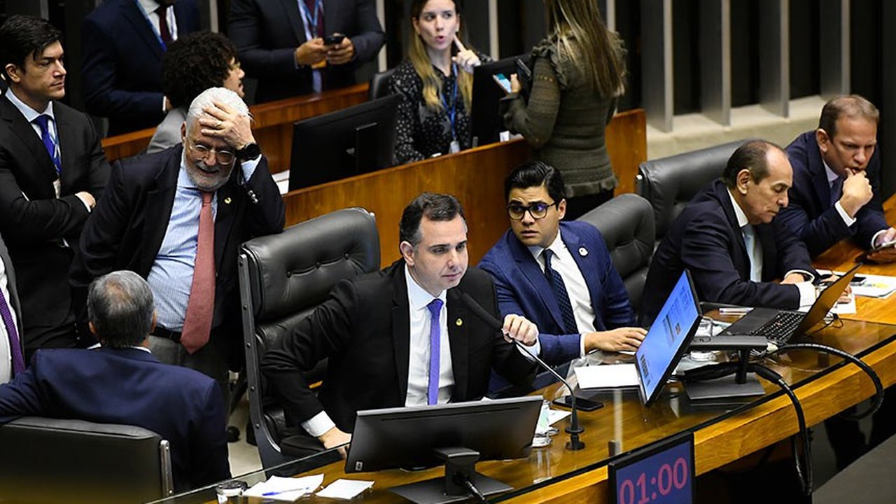 Congresso autoriza recurso no Orçamento para reajuste de servidor federal