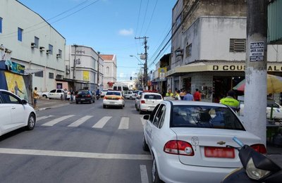 Fiscalização coíbe irregularidades envolvendo táxis