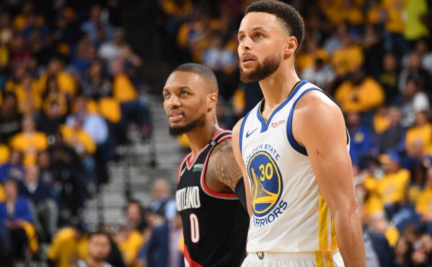Curry e Thompson comandam e Warriors vencem 1º jogo da final do Oeste na NBA
