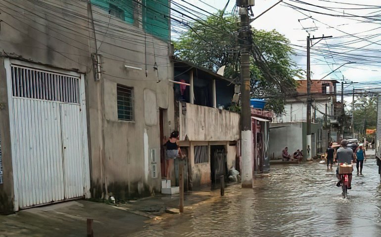 Moradores do Jardim Pantanal, em SP, se mobilizam após alagamentos 