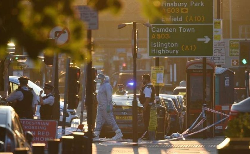 Fiéis de mesquita são alvo de ataque com van em Londres