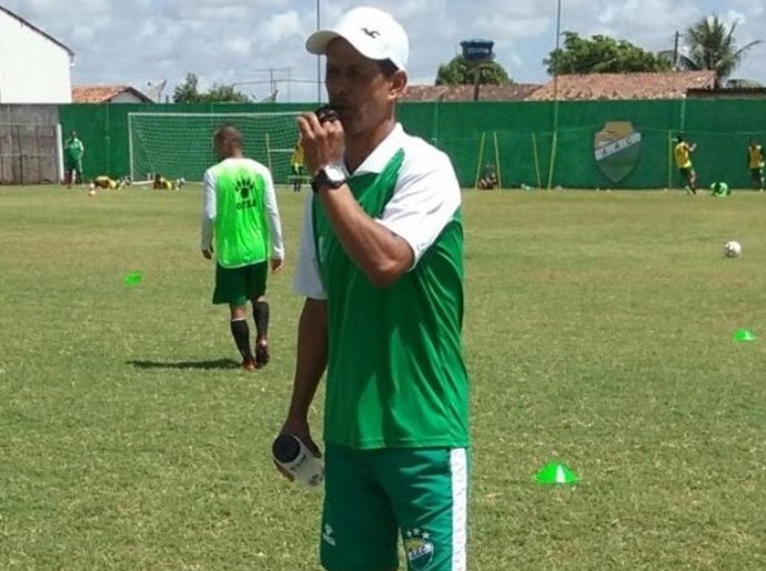 Direção do Coruripe dispensa técnico Lino e mais quatro jogadores