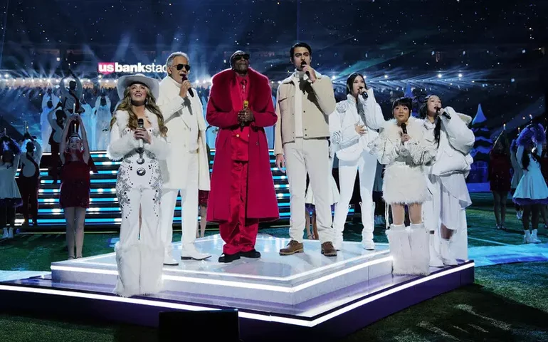 Andrea Bocelli faz aparição surpresa em jogos de Natal da NFL