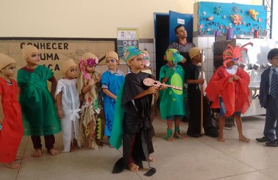 Crianças da rede municipal de ensino de Maceió conhecem história de escritor alagoano 