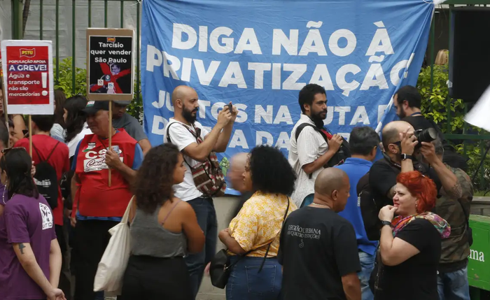 Categorias confirmam greve unificada contra privatizações em SP Categorias confirmam greve unificada contra privatizações em SP