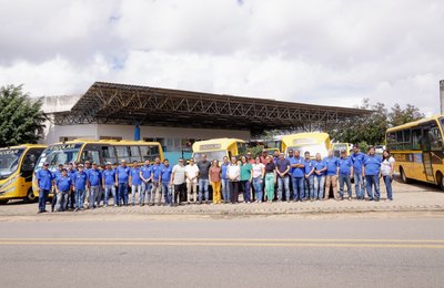 Prefeita Tia Júlia prestigia entrega de novos ônibus escolares para Rede Pública Municipal