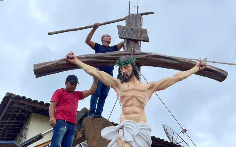 Prefeitura de Anadia instala escultura de Jesus Cristo na cruz com cerca de seis metros de altura