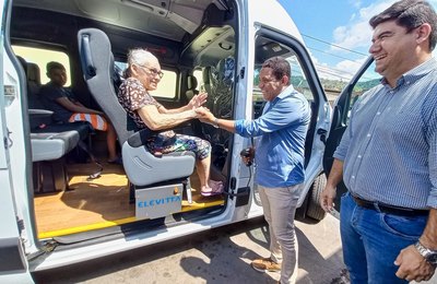 Prefeito Júlio Cezar surpreende pacientes ao dirigir veículo zero quilômetro doado ao Credefipi