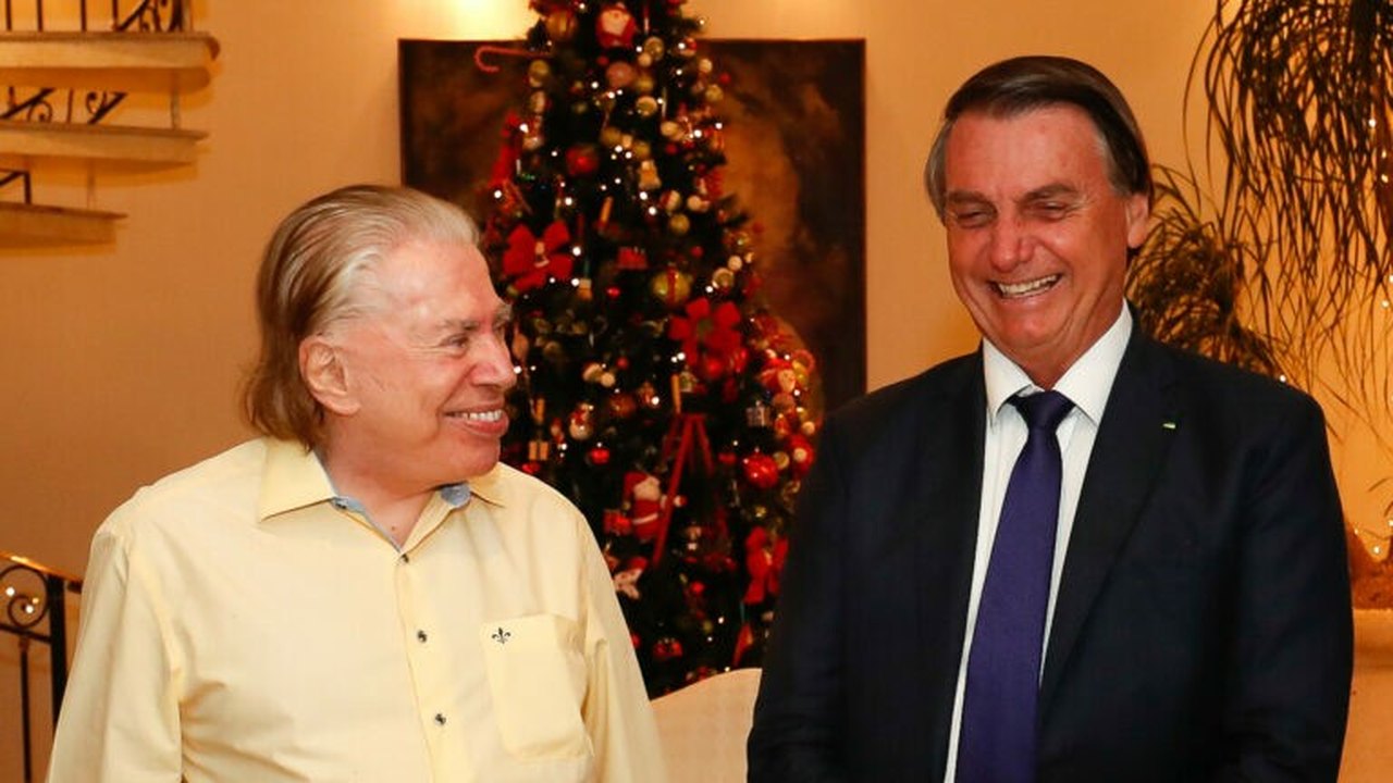 Ao lado de Bolsonaro, Silvio Santos recebe selo em homenagem a seus 90 anos