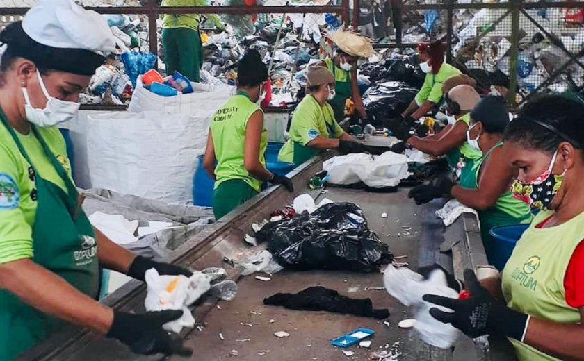 Catadores de recicláveis movimentam toneladas de resíduos sólidos em Maceió