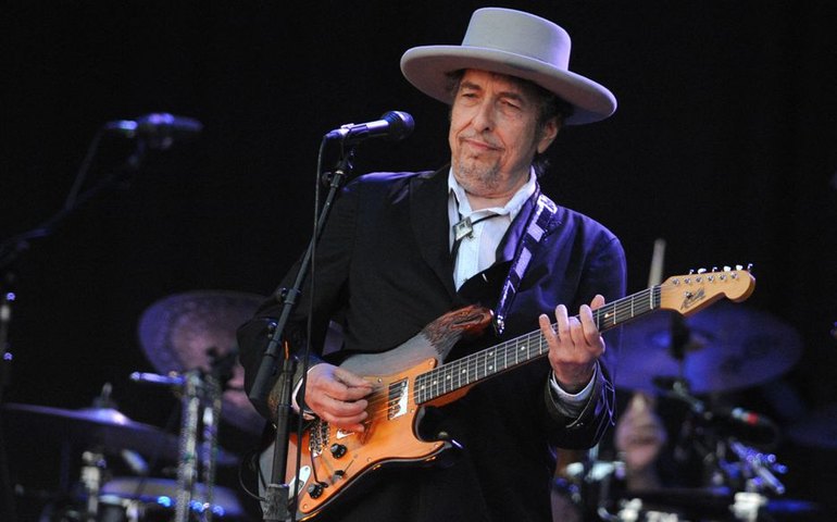 Bob Dylan se desculpa após venda de livros com autógrafos automatizados