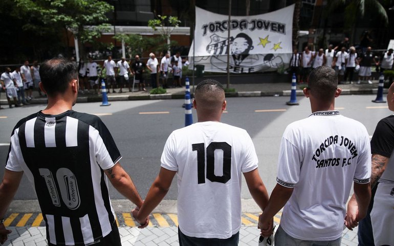 Torcedores do Santos se reúnem em frente a hospital e fazem vigília por Pelé