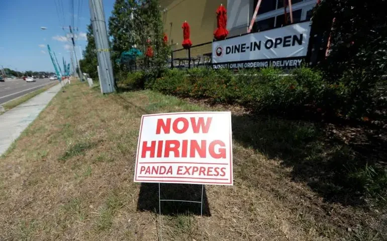 Geração de empregos do setor privado dos EUA em agosto é revisada, de 99 mil a 103 mil