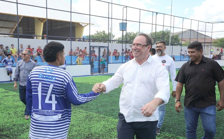Prefeito Luciano entrega ginásio, campo de futebol e anuncia mais uma escola no Brisa do Lago