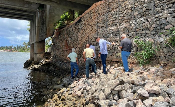 Departamento de Estradas de Rodagem inspeciona ponte na Massagueira