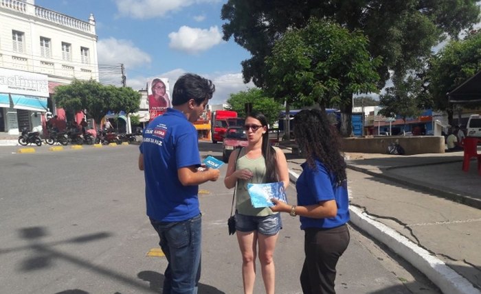 Psicólogos e assistentes sociais do Centro de Acolhimento para Pessoas com Dependência Química de Arapiraca foram responsáveis pela sensibilização - Foto: Assessoria