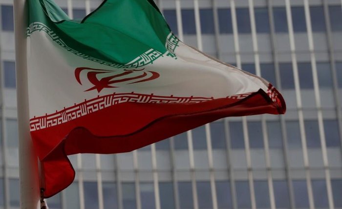 Bandeira do Irã em frente à sede da AIEA em Viena