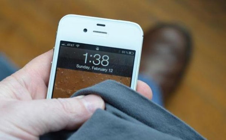 Por que você deve pensar duas vezes antes de usar seu celular no banheiro