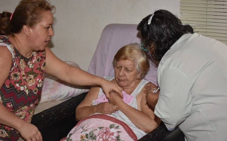 Influenza: equipes levam imunização para idosos acamados em casa