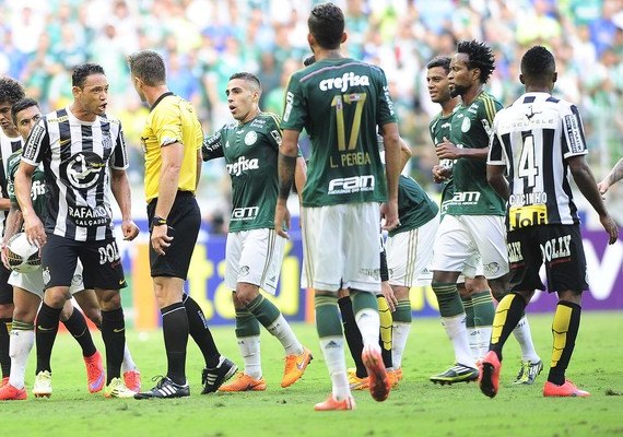 Com lances polêmicos, Palmeiras vence o Santos por 1 X 0