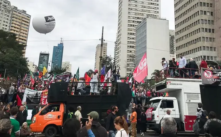 Manifestantes de vários países, incluindo Brasil, pedem cessar-fogo na Faixa de Gaza