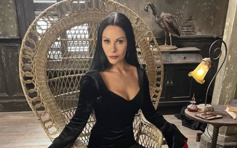Atriz de 'Wandinha', Catherine Zeta-Jones faz comentário sobre fã de 12 anos e é criticada