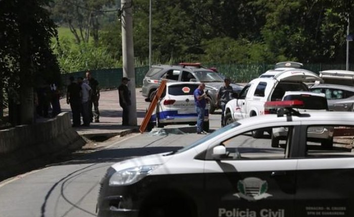 Carro da Polícia Civil de SP bloqueia via após tentativa de assalto a agências bancárias em Guararema