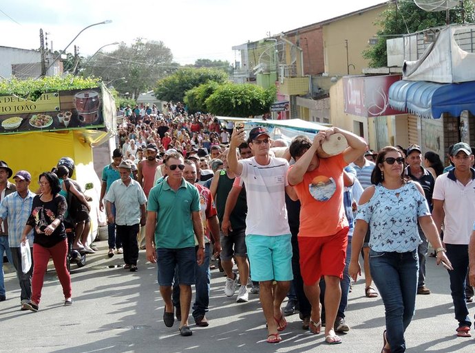 Procissão do mastro de São Sebastião abre a festa em Ibateguara