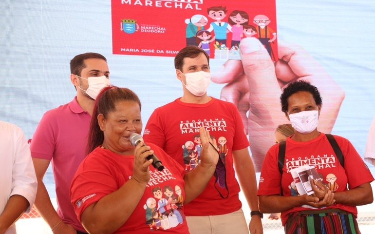 Alimenta Marechal: Prefeito Cacau entrega cartões de complemento de renda para mais 204 famílias deodorenses beneficiadas