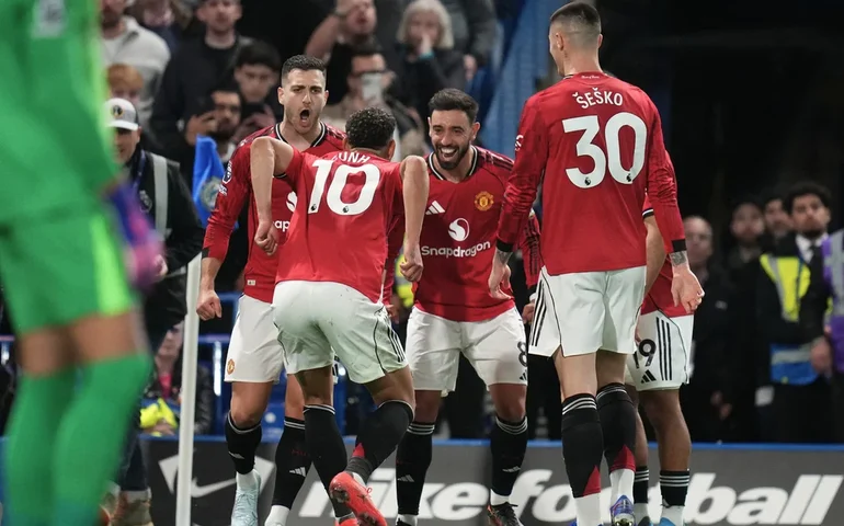 Gol no final da partida prejudica as chances de permanência do Tottenham na Premier League e Chelsea perde para o Manchester United