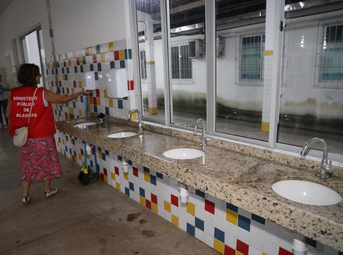 Força-tarefa formada por MPAL, MPF, MPT e DPE fiscaliza escolas da EJAI e verifica deficiências em Maceió