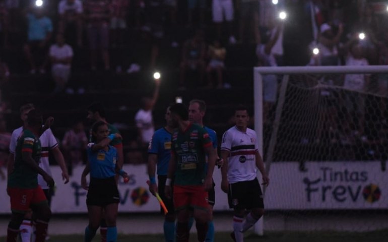 [IRRISÓRIA] Santa Cruz é punido em R$ 3 mil por apagão e CSE em R$100 por atrasar partida