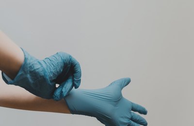 Afinal, as luvas descartáveis protegem contra novo coronavírus?  