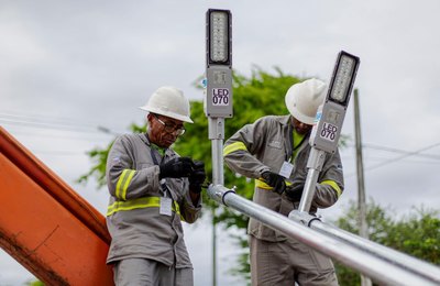 Avenidas, ruas e praças do bairro do Poço recebem 300 luminárias de LED
