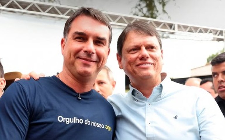 Evento do agro com Flávio e Tarcísio tem críticas a Lula, gritos de ‘presidente’ e ‘selfies’ em trator