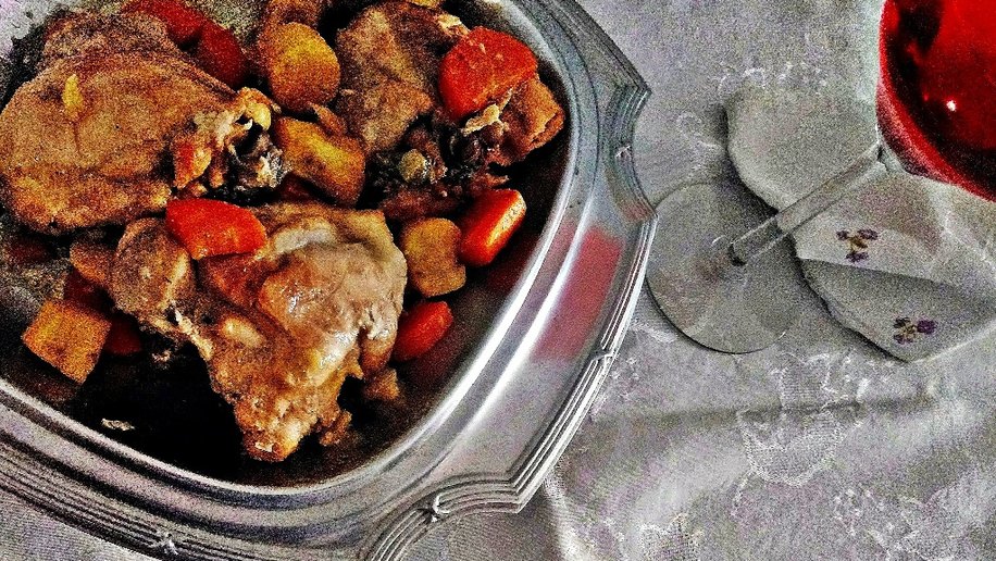 Sobrecoxas ao vinho com legumes