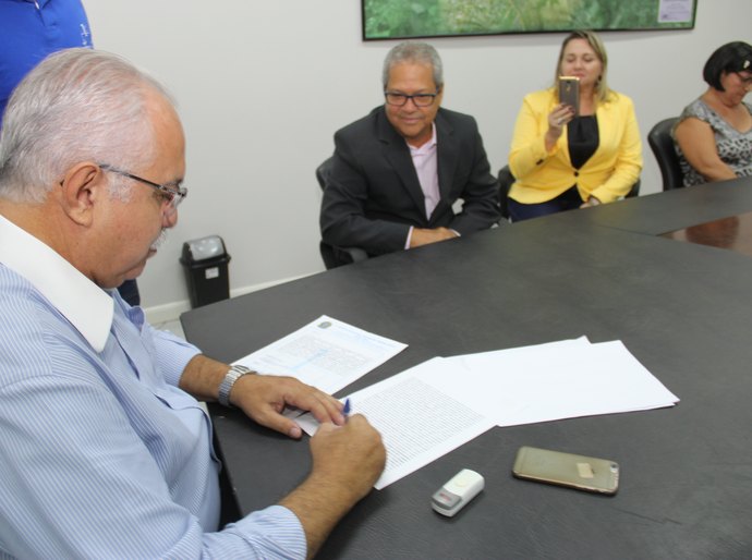 Arapiraca: Teófilo assina doação de imóvel à Igreja Batista El Shadday