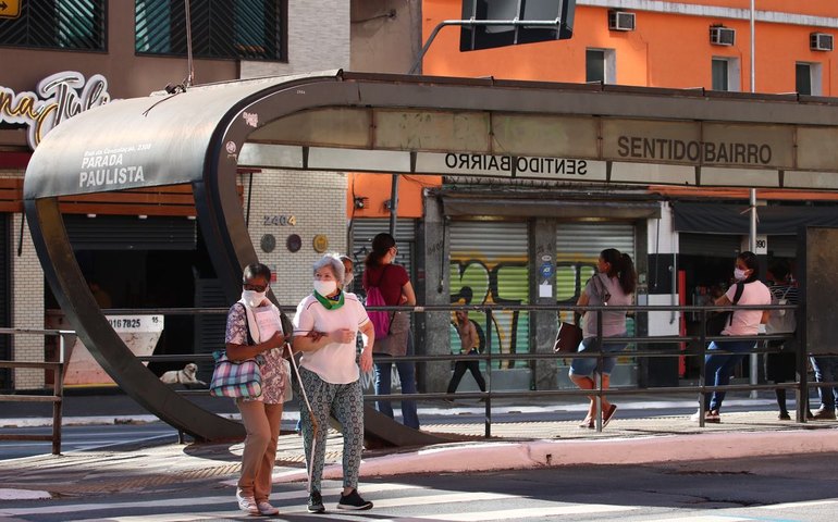 Casos graves de covid recuam na maior parte do país