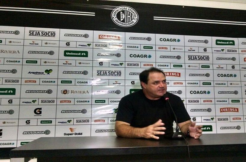 Durante treino, Vica analisa possível time titular e jovens atletas alvinegros