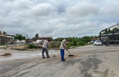Secretaria de Infraestrutura de Delmiro atua em regime de plantão para reparar danos causados pelas fortes chuvas