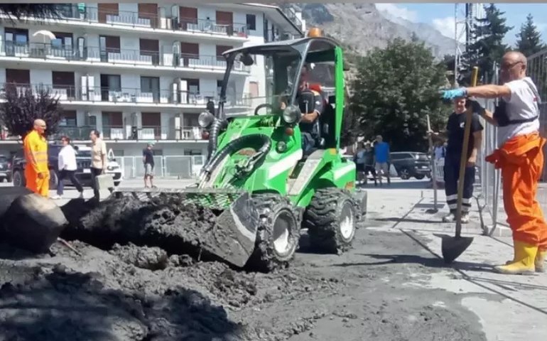Cidade da Itália é atingida por 'tsunami' de lama após deslizamento de terra