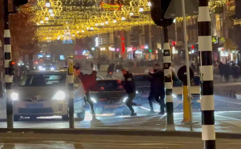 🪧 Manifestantes protestam em Amsterdã contra guerra com Rússia e a favor da paz na Ucrânia