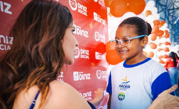 Estudantes de escolas municipais recebem óculos de grau