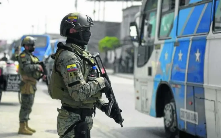 Militares rejeitam posse de vice e apoiam presidente do Equador