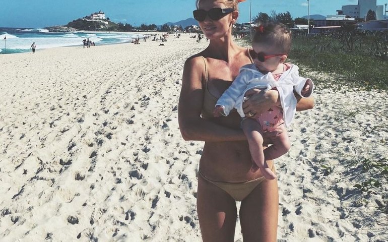 Cinthia Dicker mostra Aurora conhecendo o mar pela primeira vez