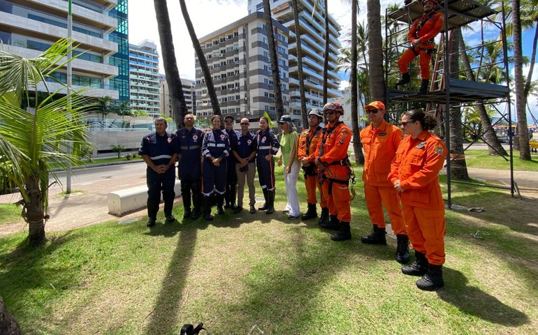 Samu e Bombeiros simulam resgate de vítimas de acidentes de trabalho na campanha Abril Verde
