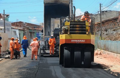 Rui Palmeira vistoria obras de pavimentação no bairro da Levada